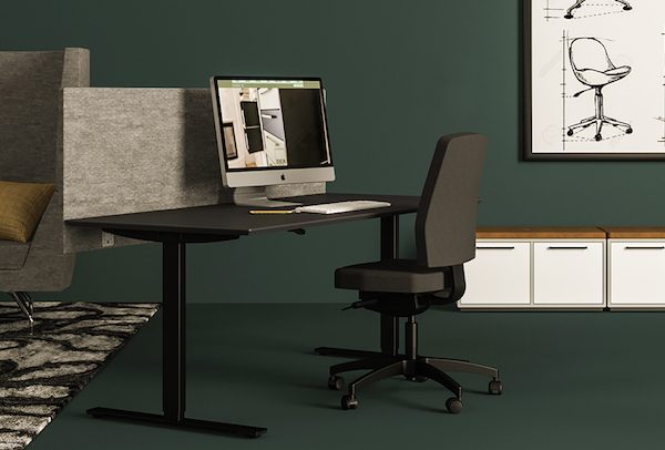 Hjemmekontor med sort hæve-sænkebord og sort kontorstol